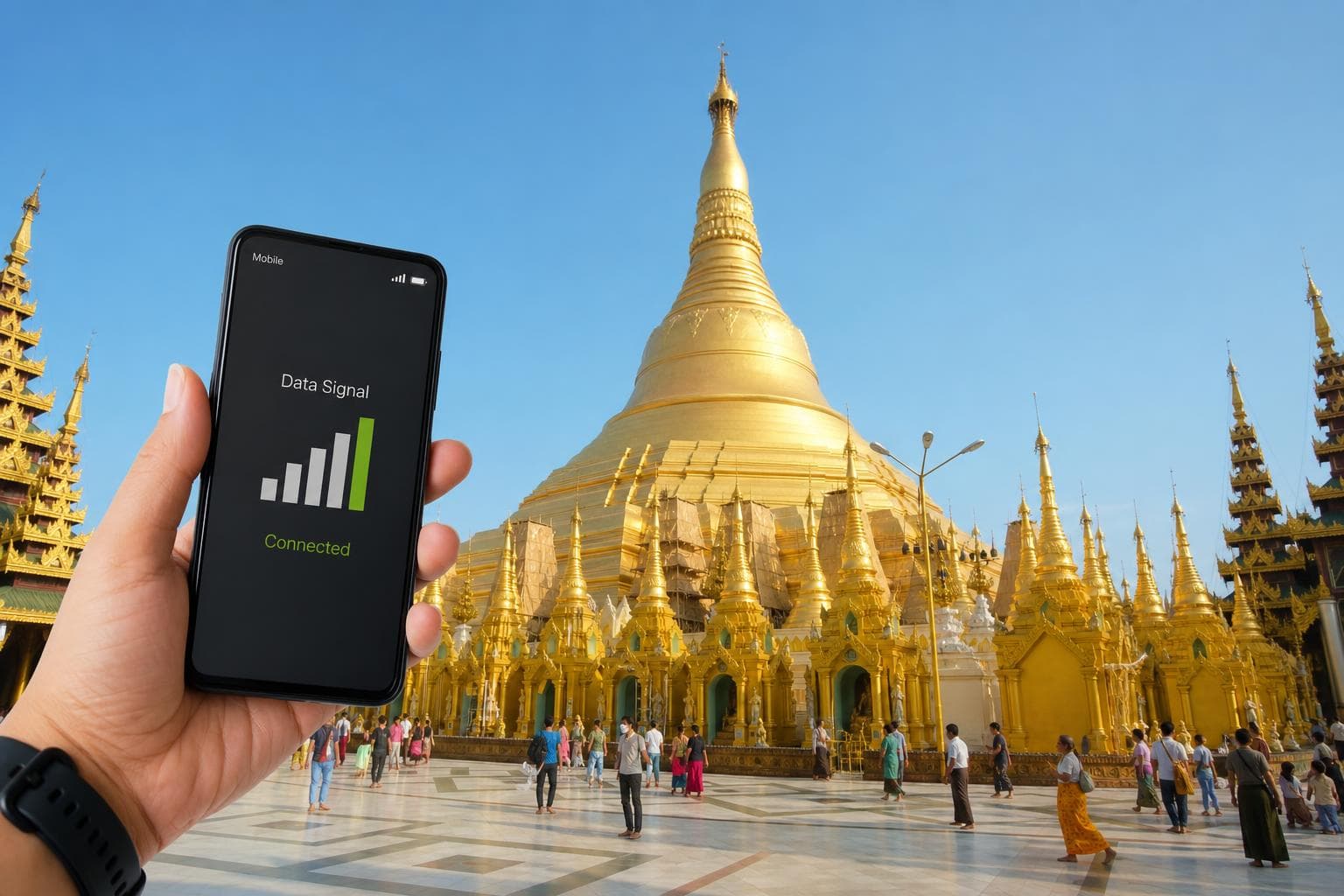 緬甸eSIM吃到飽方案評比,仰光大金塔背景,民眾使用智慧型手機上網