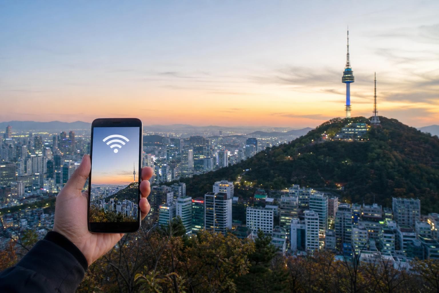 首爾南山塔與韓國電信網路覆蓋,旅客使用手機上網的旅遊場景