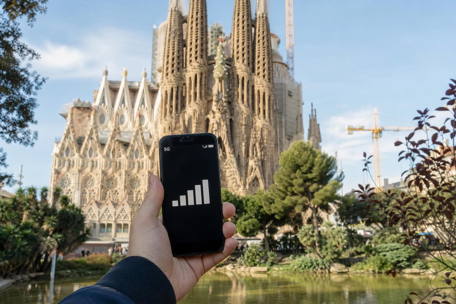 西班牙巴塞隆納聖家堂與手機上網情境,背景為西班牙eSIM電信比較概念圖